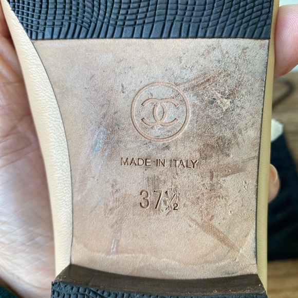 Chanel classic two-tone shoes with lamb skin with anti-slip sole. - Picture 3 of 5